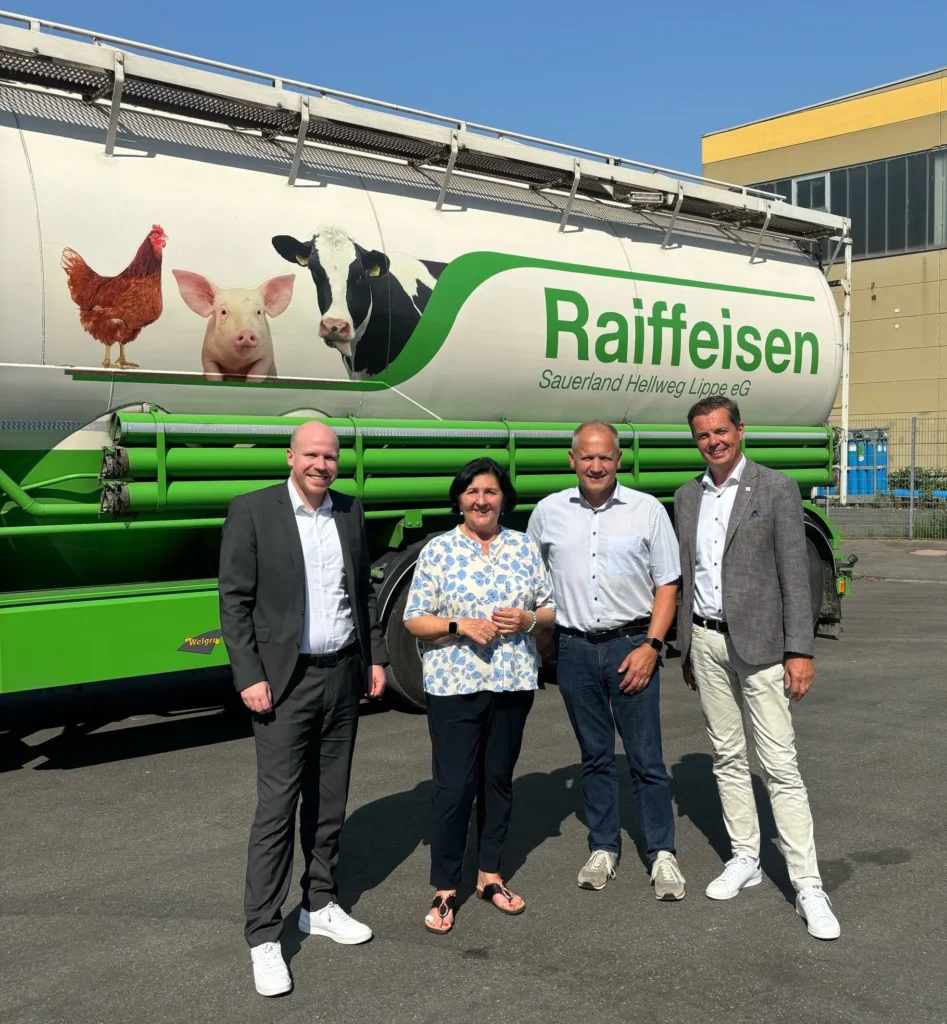 (v. l.) wfg-Geschäftsführer Markus Helms, Landrätin Eva Irrgang, Vorstand und Geschäftsführer der Raiffeisen Vital eG René Schwarz und wfg-Aufsichtsratsvorsitzender Oliver Pöpsel - vor einem Raiffeisen Tankwagen