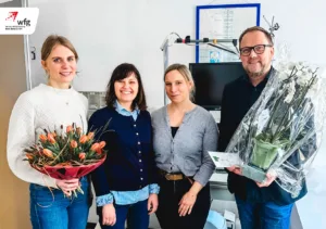 Dr. Carolin Heidrich (3. v. l.) ist das neue Gesicht in der hausärztlichen Praxis von Yulia Britvina (2. v. l.) und Dr. Viola Borg. Dazu gratulierten Anröchtes Bürgermeister Alfred Schmidt (r.) und Laura Humbla von der wfg Kreis Soest (l.), die den Einstieg der neuen Ärztin unterstützt hat.