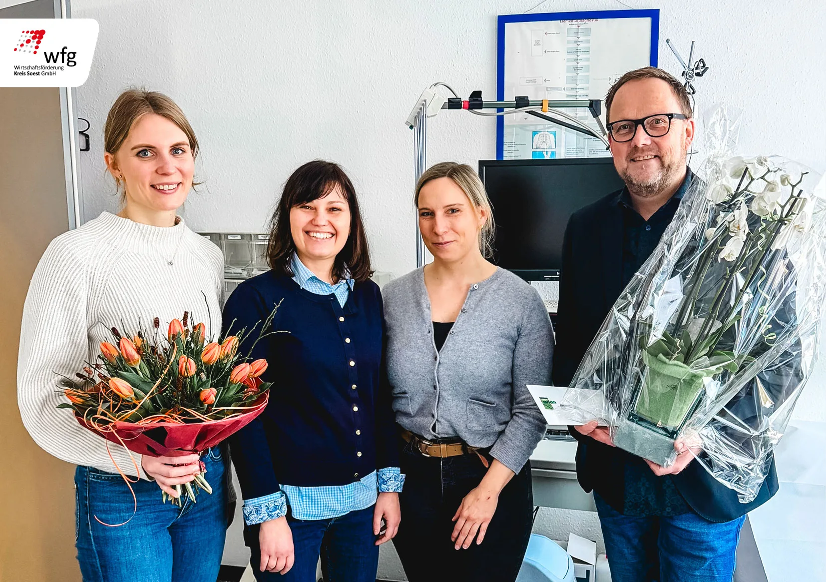 Dr. Carolin Heidrich (3. v. l.) ist das neue Gesicht in der hausärztlichen Praxis von Yulia Britvina (2. v. l.) und Dr. Viola Borg. Dazu gratulierten Anröchtes Bürgermeister Alfred Schmidt (r.) und Laura Humbla von der wfg Kreis Soest (l.), die den Einstieg der neuen Ärztin unterstützt hat.