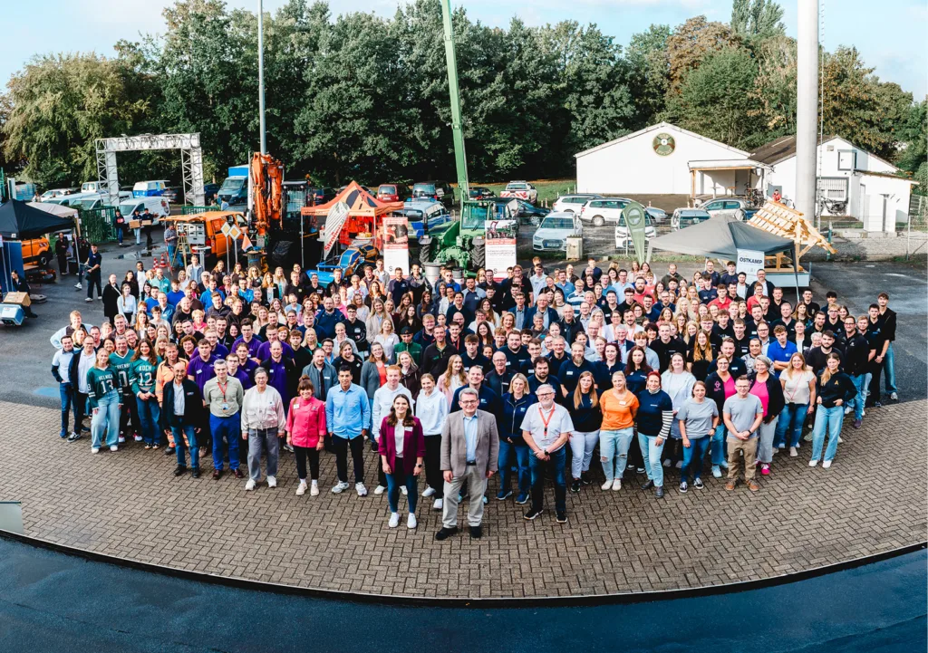 Foto mit den Ausstellern auf dem Ausbildungsmarkt Hellweg 2026 vor der S&uuml;dlichen Sch&uuml;tzenhalle in Lippstadt